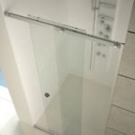 Скляна розсувна душова кабіна на верхньому направляючому профілі